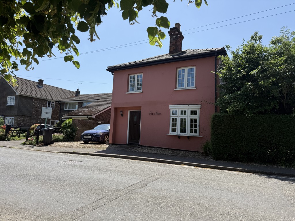 Lot: 168 - DETACHED COTTAGE IN ESSEX VILLAGE LOCATION - Alternative front view of the 5 bedroom house in High Easter